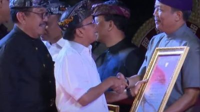 Kakanwil Kemenkumham Bali Anggiat Napitupulu menerima penghargaan Bali Kerthi Sewaka Nugraha dari Pemprov Bali yang diserahkan Gubernur Bali Wayan Koster di Ardha Candra, Denpasar, Jumat (1/9/2023).