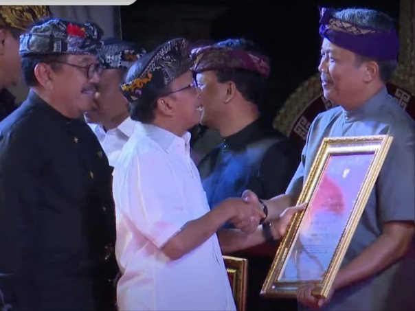 Kakanwil Kemenkumham Bali Anggiat Napitupulu menerima penghargaan Bali Kerthi Sewaka Nugraha dari Pemprov Bali yang diserahkan Gubernur Bali Wayan Koster di Ardha Candra, Denpasar, Jumat (1/9/2023).