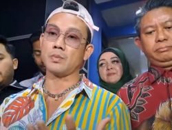 Denny Sumargo Bawa Barang Bukti Saat Jalani Pemeriksaan Polisi