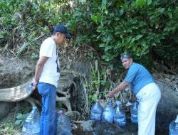 Air Bersih Langka, Warga Bekasi Berburu Sampai Kaki Gunung Karawang