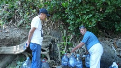 Air Bersih Langka, Warga Bekasi Berburu Sampai Kaki Gunung Karawang