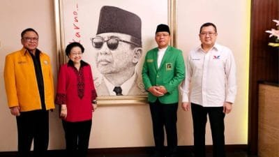 Ketum parpol pengusung Ganjar Pranowo berfoto dengan latar belakang foto Bung Karno. Sumber Foto: DPP PDIP