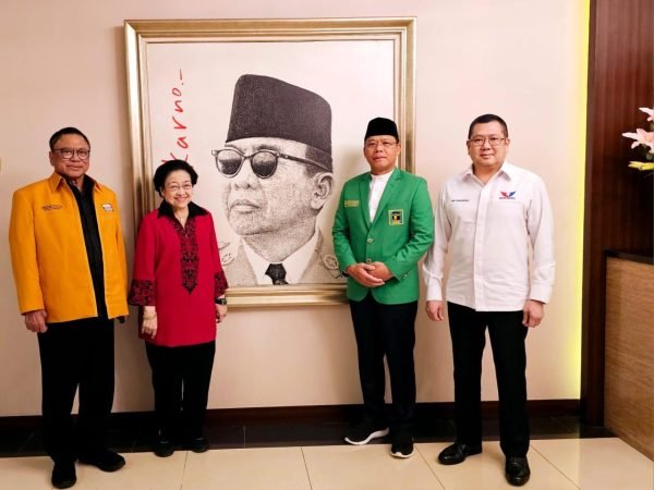 Ketum parpol pengusung Ganjar Pranowo berfoto dengan latar belakang foto Bung Karno. Sumber Foto: DPP PDIP