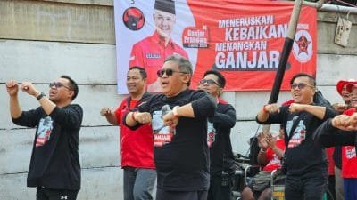 Sosialisasi Ganjar, Sekjen PDIP Ikut Senam Sicita Bareng Masyarakat Senen