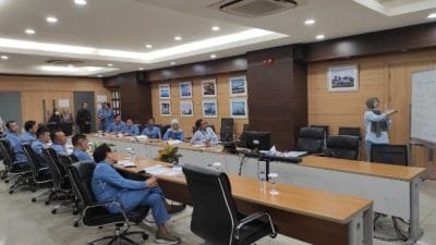 Tim Kantor Bahasa Provinsi Banten dan tim Krakatau Posco berdiskusi mengenai program kebahasaan di Kantor Krakatau Posco Cilegon Banten, 26 September 2023 (Foto: Kantor Bahasa Banten),