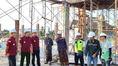 Kakanwil Kemenkumham Bali Anggiat Napitupulu bersama Kepala Divisi Keimigrasian Barron Ichsan dan Kakanim Singaraja Hendra Setiawan meninjau progres pembangunan Kantor Imigrasi Kelas II Singaraja, Jumat (8/9/2023).