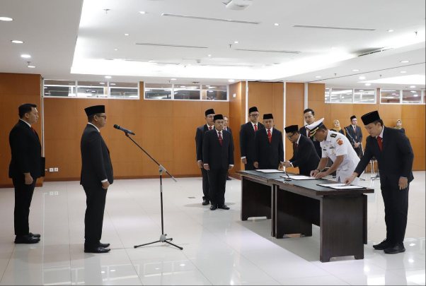 Plt Sekretaris Mahkamah Agung yang juga Kepala Badan Pengawasan Mahkamah Agung Sugiyanto, S.H., M.H melantik pejabat Struktural di lingkungan Mahkamah Agung pada hari Selasa, 12 September 2023, bertempat dilantai 2 Tower gedung Mahkamah Agung.