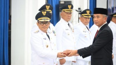 Raden Gani Muhammad resmi dilantik menjadi Penjabat (Pj) Wali Kota Bekasi. oleh Pj Gubernur Jawa Barat, Bey Machmudin di Aula Gedung Sate, Kota Bandung, Rabu (20/9/2023).