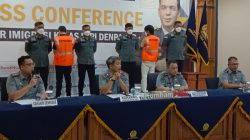 Konferensi pers penangkapan WNA asal China dan Pakistan di Kantor Imigrasi Denpasar, Senin (11/9/2023) Foto: istimewa
