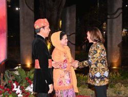 Wapres AS Kamala Harris Tampil Anggun Kenakan Batik Bercorak Cokelat saat Hadiri Gala Dinner KTT ASEAN