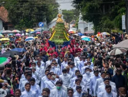 “Grebeg Maulud” Keraton Yogyakarta, Ratusan Warga Berebut Gunungan