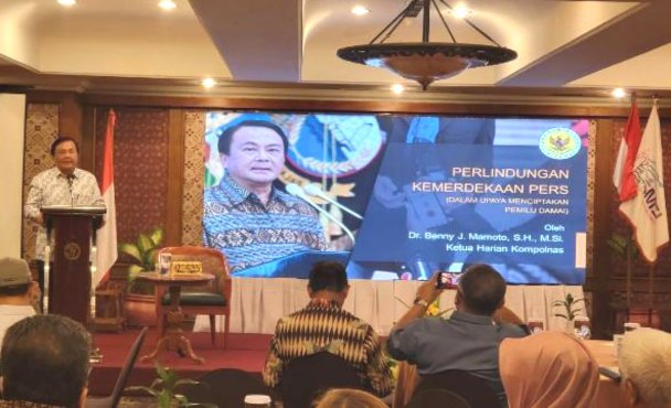 Ketua Harian Kompolnas Benny Mamoto saat membuka Rapimnas SMSI di Jakarta, Sabtu (28/10/2023).