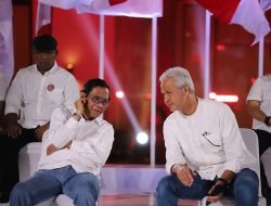 Ganjar Tak Pakai Baju Desain dari Jokowi saat Daftar Capres 2024