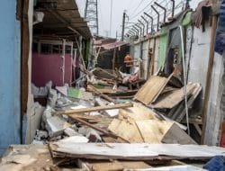 Puluhan Bangunan Liar Tempat Bisnis Esek-esek di Gang Royal Dibongkar Petugas