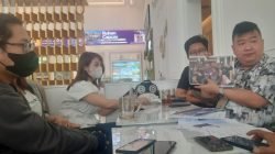 Kuasa Hukum korban dugaan penipuan Rajacoin Oktavianus Setiawan, S.H., CMed, CMLC, CRIP., (kanan) saat konferensi pers di Jakarta.