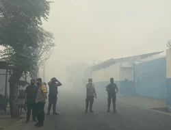 1 Mobil Terbakar Saat Api di TPA Rawakucing-Tangerang Berkobar Lagi