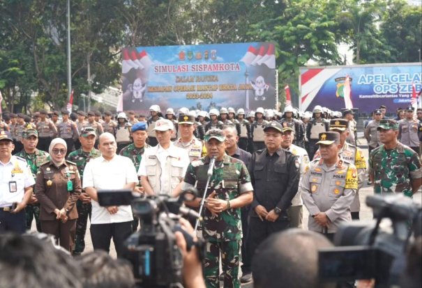 Pangdam Jaya Mayjen TNI Mohamad Hasan menghadiri simulasi Sistem Pengamanan Kota (Sispamkota) sekaligus apel pasukan Operasi Mantap Brata 2023-2024 di Lapangan Presisi Mapolda Metro Jaya, Jakarta Selatan, Rabu (18/10/2023).