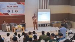 Pengacara senior TM Luthfi Yazid (berdiri) dalam kuliah umum di Universitas Islam Al-Azhar (Unizar) Mataram pada 24 Oktober 2023 berbicara tentang tantangan profesi hukum di era kecerdasan buatan