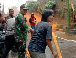 Koramil04/Gambir Gelar Simulasi Penanggulangan Kebakaran dari Sudin Damkar