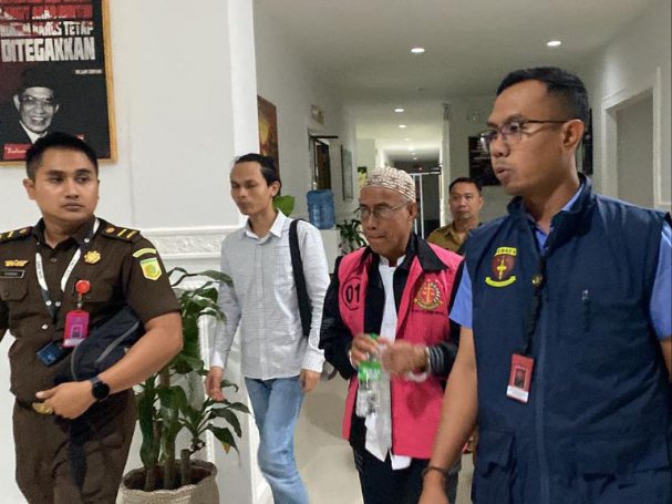 Kejari Bintan melakukan penahanan terhadap M. Nazar Talibek, tersangka kasus dugaan korupsi penjualan asset tanah milik Desa Berakit.