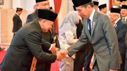 Bupati Lamtim M. Dawam Rahardjo bersama Presiden Joko Widodo saat penganugerahan gelar Pahlawan Nasional kepada KH Ahmad Hanafiah di Istana Negara Jakarta, Jumat (10/11/2023).