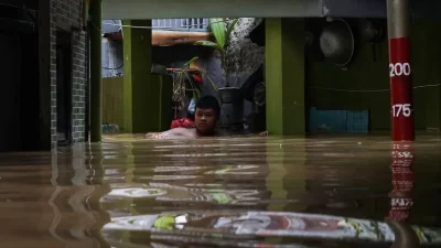 Kampung Melayu Diterjang Banjir, Puluhan Warga Mengungsi ke Masjid