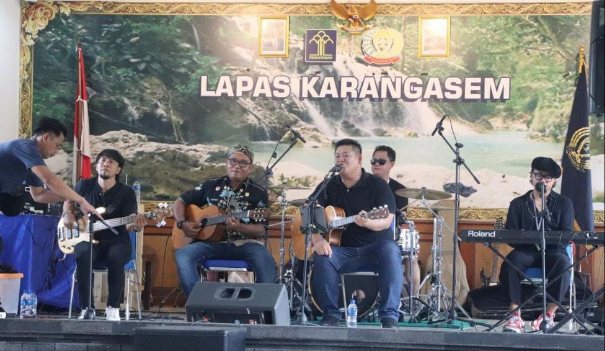 Lembaga Pemasyarakatan (Lapas) Kelas IIB Karangasem menampilkan live music dari musisi lokal untuk menghibur Warga Binaan Pemasyarakatan (WBP) pada Sabtu (25/11/2023).
