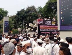 Ratusan Massa Gelar Aksi Demo Tolak Konser Coldplay