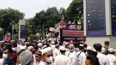 Ratusan Massa Gelar Aksi Demo Tolak Konser Coldplay