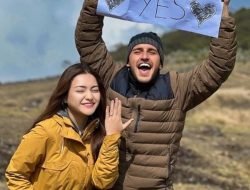 Nathalie Holscher Resmi Dilamar Kekasih di Gunung Gede