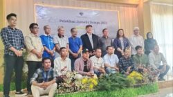 Foto bersama wartawan saat acara pelatihan jurnalis yang digelar PT Sumbawa Timur Mining kolaborasi dengan LKBN Antara biro NTB di Kabupaten Dompu, Selasa (7/11/2023). Aat Surya Safaat penulisan berita