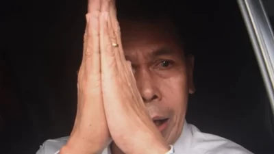 Setelah Firli Bahuri diberhentikan sementara karena telah ditetapkan sebagai tersangka kasus dugaan pemerasan, Presiden Joko Widodo (Jokowi) menetapkan Wakil Ketua Komisi Pemberantasan Korupsi (KPK) Nawawi Pomolango sebagai Ketua KPK sementara, menggantikan Firli Bahuri.