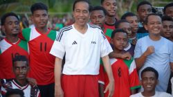 Presiden FIFA Senang Lihat Jokowi Main Bola Bersama Anak-Anak Papua