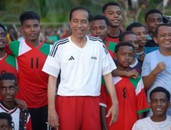 Presiden FIFA Senang Lihat Jokowi Main Bola Bersama Anak-Anak Papua