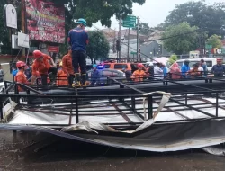 Reklame Besar Roboh Saat Hujan Landa Bogor, Lapak Satai-2 Motor Tertimpa