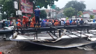 Reklame Besar Roboh Saat Hujan Landa Bogor, Lapak Satai-2 Motor Tertimpa