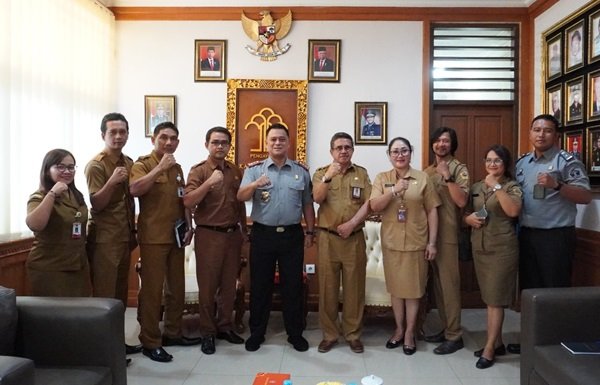 Kakanwil Kemenkumham Bali, Romi Yudianto menerima kunjungan Sekda Kabupaten Gianyar, Dewa Gede Alit Mudiarta bersama Kepala Bagian Hukum dan Analis Hukum, Senin (6/11/2023).