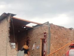 Angin Topan Terjang OKU Selatan, Rumah Warga Roboh Rata Dengan Tanah