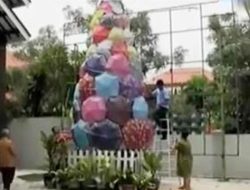 Unik! 100 Payung Warna-warni Dibuat jadi Pohon Natal