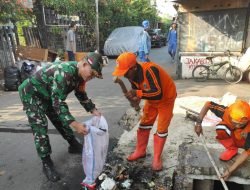 Cegah Banjir Babinsa Koramil 04/Gambir Lakukan Karya Bakti
