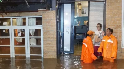 Kali Mampang dan Krukut Meluap, Genangan di Kuningan Barat Capai 60 Cm