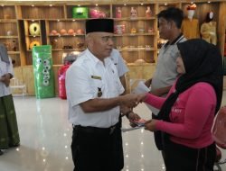 Oktoni Eriyanto Serahkan Buku Tabungan Dana Pinjaman Bergulir