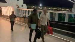 Bule Australia berinisial DJB (34) dideportasi ke negaranya melalui Bandara Internasional I Gusti Ngurah Rai Bali pada Sabtu (16/12/2023). Foto: Dok.Rudenim Denpasar