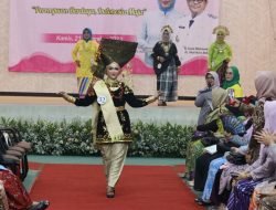 Peringatan Hari Ibu, Emak-Emak Ramaikan Lomba Fashion Show