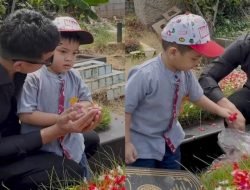 Bikin Mewek, Gala Sky Kunjungi Makam Vanessa Angel di Hari Ibu
