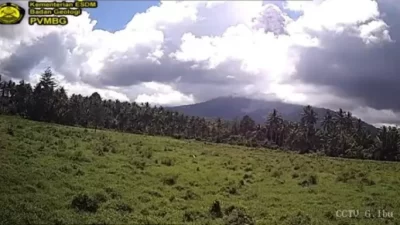 Abu Vulkanik 1.200 Meter Meluncur Saat Gunung Ibu di Malut Meletus