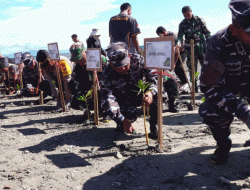 TNI AL Bakti Sosial: Bersih-bersih Pantai dan Tanam 1.000 Mangrove di Tidore