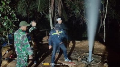 Warga Dusun Kadur Barat, Desa Kadur, Kecamatan Kadur, Pamekasan, Madura, Jawa Timur dihebohkan dengan peristiwa semburan air dari dalam tanah hingga mencapai ketinggian 15 meter.