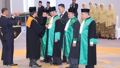 Ketua Mahkamah Agung Prof. Dr.H.M. Syarifuddin, S.H., M.H., melantik lima Ketua Pengadilan Tinggi Agama di ruang Kusumaatmadja Gedung MA, Jakarta, Jumat (8/12/2023).