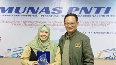 Akademisi Dr. Sulistyowati (kiri) bersama Ketum Persatuan Nelayan Tradisional Indonesia (PNTI) Hendrik Eddy Purnomo (kanan) pada Munas V PNTI di Jakarta tanggal 13 Desember 2023